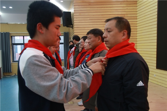 附件：为校少工委辅导员佩戴红领巾.JPG
