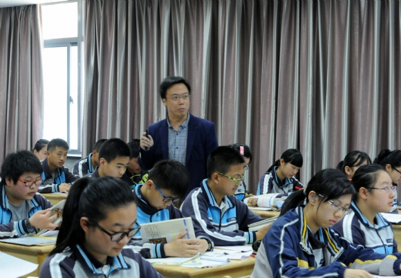 附件:上课老师1.jpg 附件:上课老师1.jpg