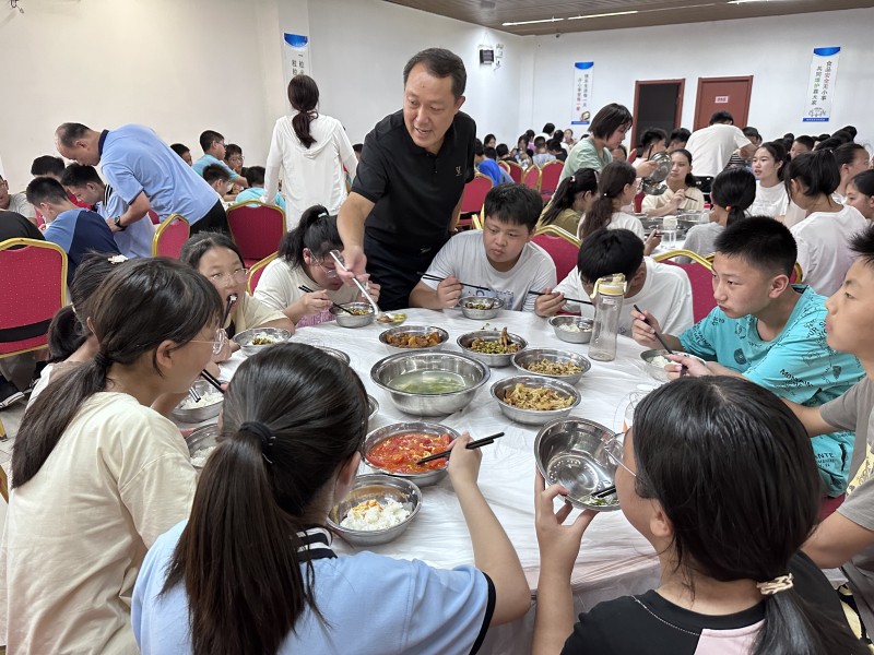 20230827091338056.jpg 领导关心学生生活.jpg