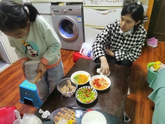 附件：收拾碗筷.jpg