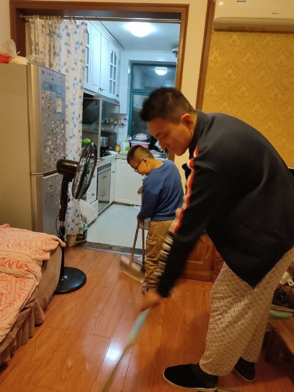 附件：和爸爸一起扫地.jpg