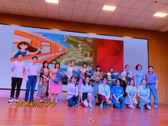 附件:5校领导为家长献花.jpg 附件:5校领导为家长献花.jpg