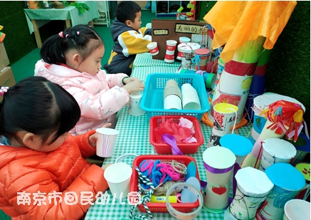 附件：长鼓加工厂：准备一次性纸杯、绳子、双面胶、彩纸圆片、皱纹纸、水彩笔、长鼓成品等材料，孩子们先将一次性纸杯装饰好，底对底粘贴住，贴上鼓面，系好绳子就完成啦！.png