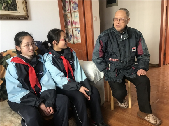 附件：4.1看望老教师.jpg