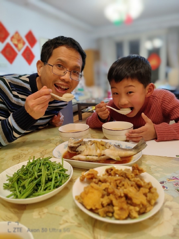 附件：和爸爸一起吃汤圆.jpg
