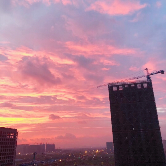 附件：琼楼一角雨后火烧云江东门小学二年级（4）班高敏摄于建邺区金穗花园小区.jpg