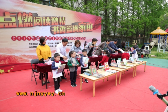 附件：赠书仪式1.jpg