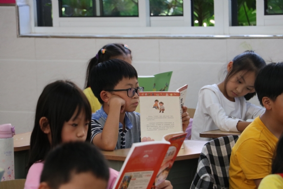 附件:孩子们沉浸在书的世界.JPG 附件:孩子们沉浸在书的世界.JPG