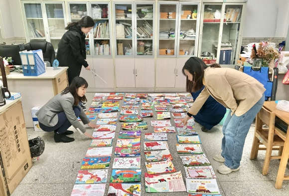 附件：美术组教师认真评选中（二）.JPG