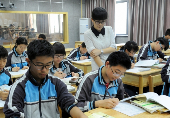 附件:上课老师3.jpg 附件:上课老师3.jpg