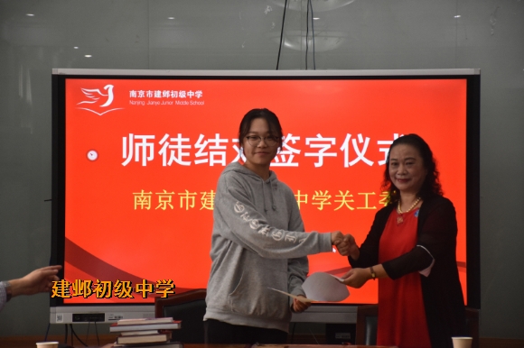 附件:6师徒结对签字仪式1 (2).jpg 附件:6师徒结对签字仪式1 (2).jpg
