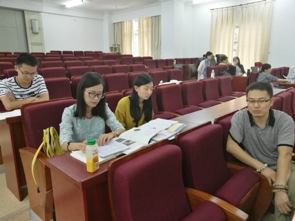 附件：学法指导观察组的教师进行讨论.jpg