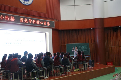 附件：邱明莉老师在上课.JPG