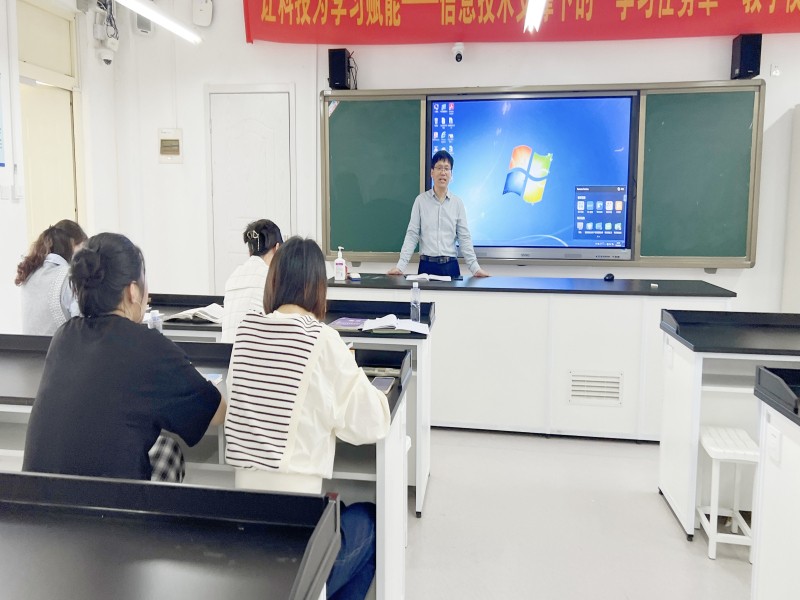 周胜副校长.jpg