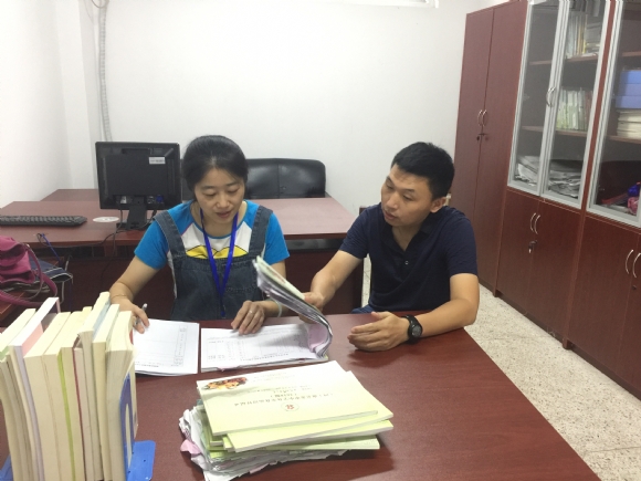 附件：宋晴瑛督学与生态科技岛小学顾涛副校长交流1.JPG