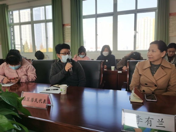 附件:社区居民代表发言照片.jpg 附件:社区居民代表发言照片.jpg