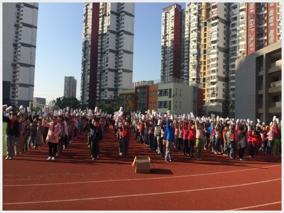 附件：莲花实验学校小学部健康监测纪念杯发放场景 (1).jpg