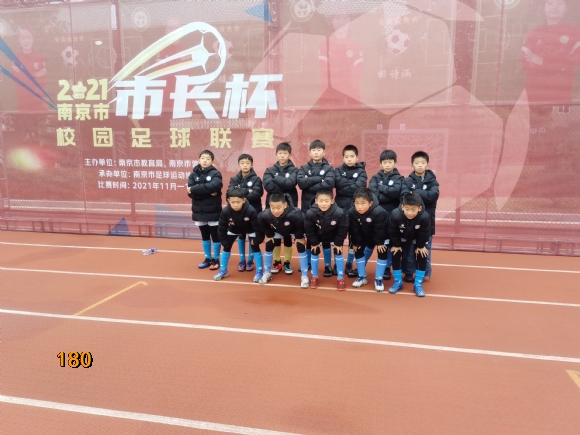 附件：12月，我校男子乙组代表建邺区参加市长杯比赛，小组赛前两轮全胜，提前一轮进入8强，下周进行第三轮比赛，争夺小组头名出现权。目前比赛尚未结束，市一等奖在向我们招手4.jpg