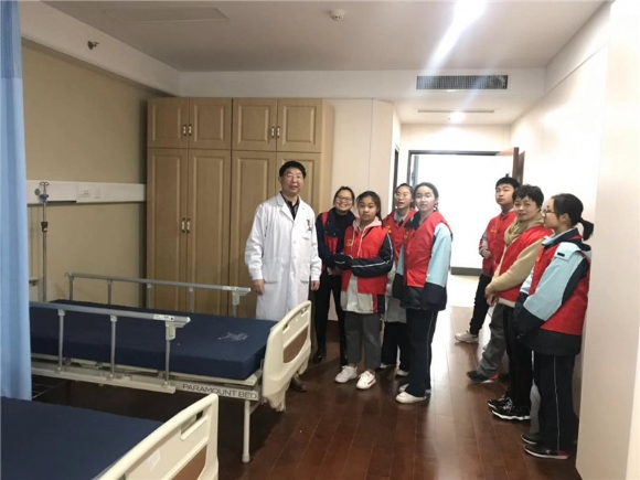附件：阳光照进宽敞明亮的病房.JPG