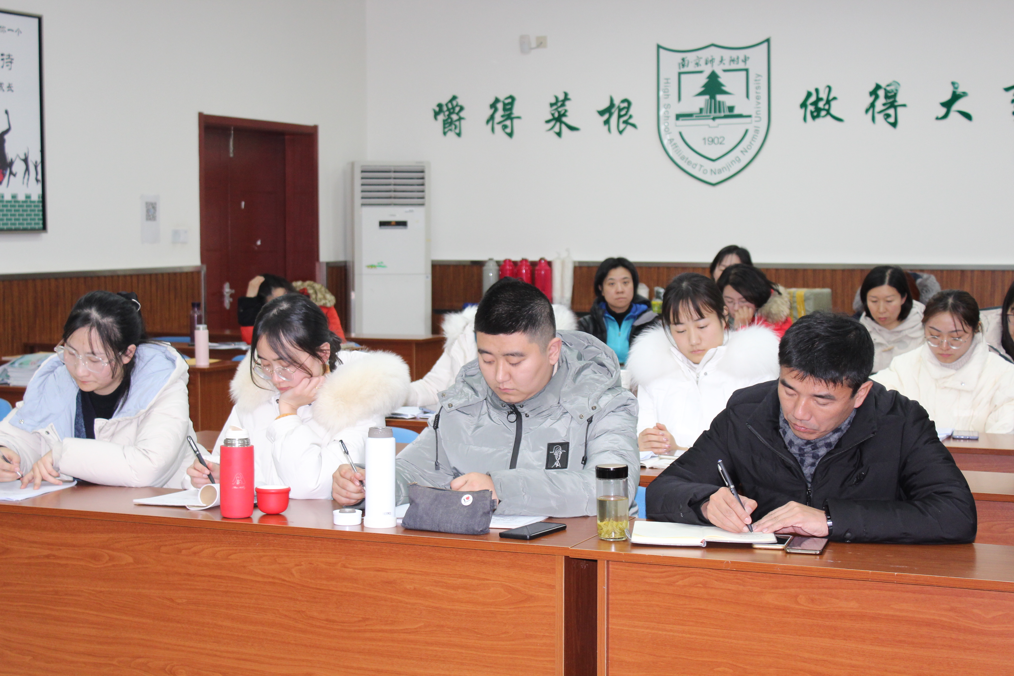 1608701006717029417.jpg 认真听课.jpg