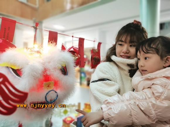 附件：老师妈妈带宝贝赏花灯猜灯谜.jpg