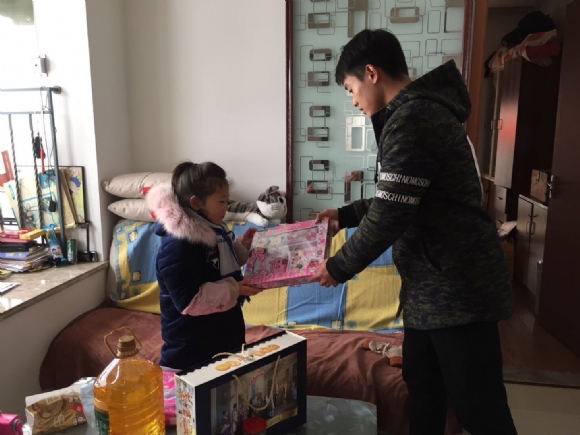 附件：徐志成递给何雨馨文具.jpg