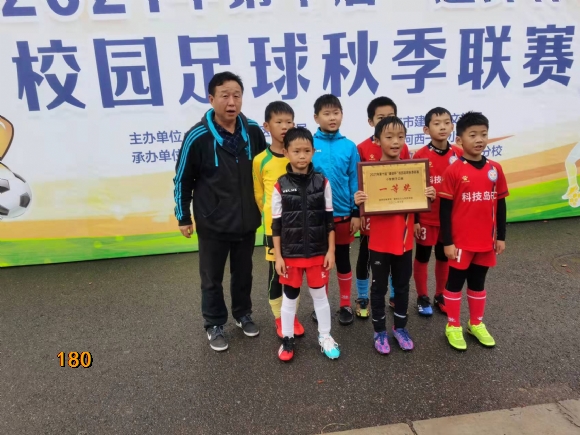 附件：11月，我校男子乙组、男子丙组两只队伍双线出站建邺区区长杯，经过顽强拼搏，两队均获区一等奖，四年级陈思成、二年级王晨铭分获乙组、丙组最佳射手3.jpg