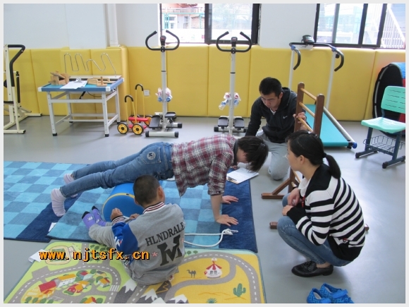 附件:3动作示范.JPG 建邺教育信息网