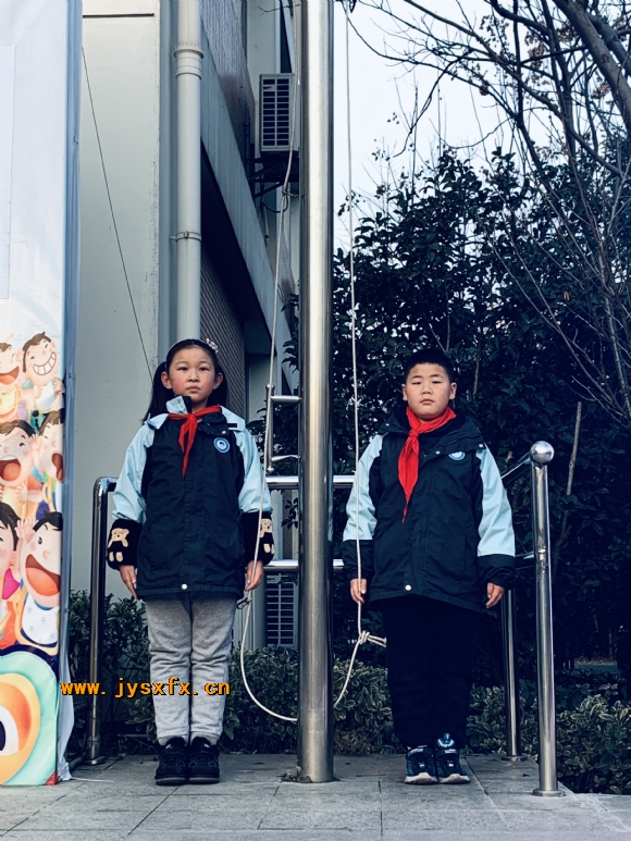 附件:升旗手照片.JPG 附件:升旗手照片.JPG