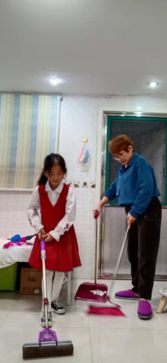 附件：和外婆一起打扫.jpg