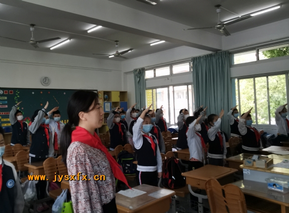 附件：升旗敬礼2.jpg