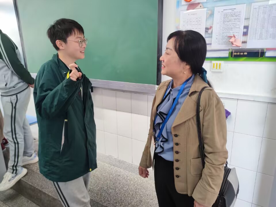 20231012084024056.jpg 与学生交流.jpg