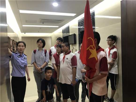 附件：在建邺公安历史展馆.JPG