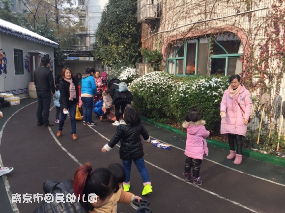 附件:我和爸爸妈妈一起做运动.JPG 附件:我和爸爸妈妈一起做运动.JPG