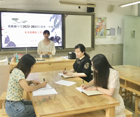 附件：乐睿融老师主持活动.JPG