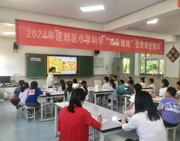附件：乐睿融老师上课掠影.JPG