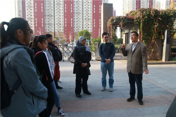 附件：1刘书记陪同来宾参观.JPG