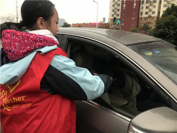 附件：学生劝导违停的家长.JPG