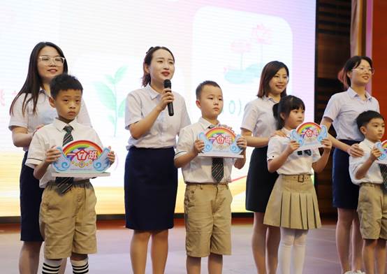 小孩们站在一起合影的一群人低可信度描述已自动生成