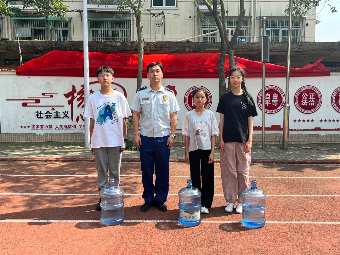 20240618080956023.jpg 水桶获奖消防员真.jpg