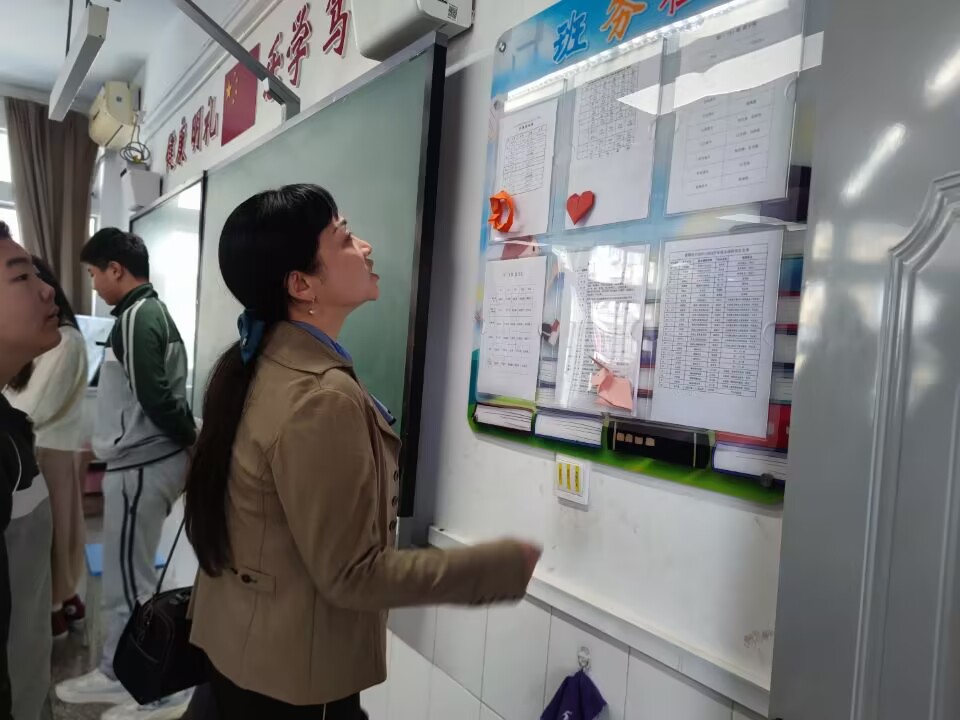 20231012084005093.jpg 看课表.jpg