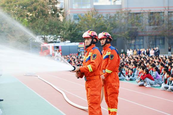 图片包含 户外, 路, 运动, 人描述已自动生成