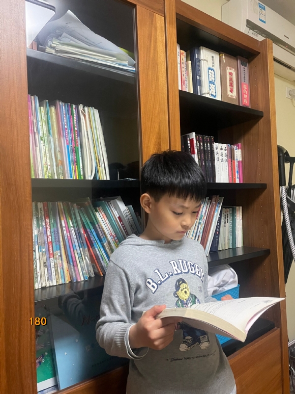 附件：二三班 沈天立 最美家庭图书角.png