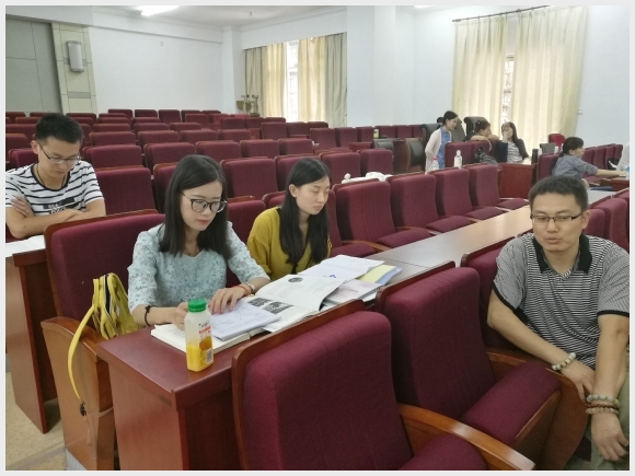 附件：学法指导观察组的教师进行讨论.jpg