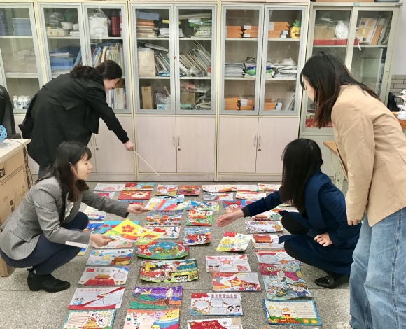 附件：美术组教师认真评选中（一）.JPG