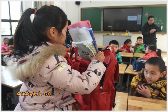 附件：评委老师在计时，我得加快速度！.JPG