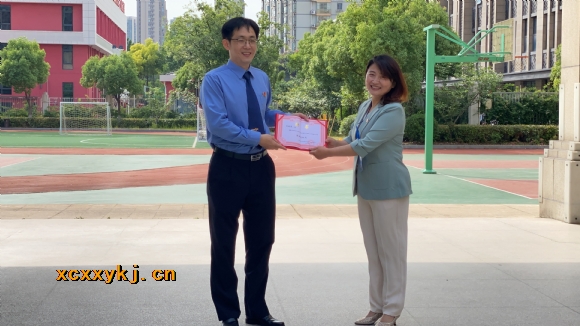 附件:颁发聘书.jpg 附件:颁发聘书.jpg