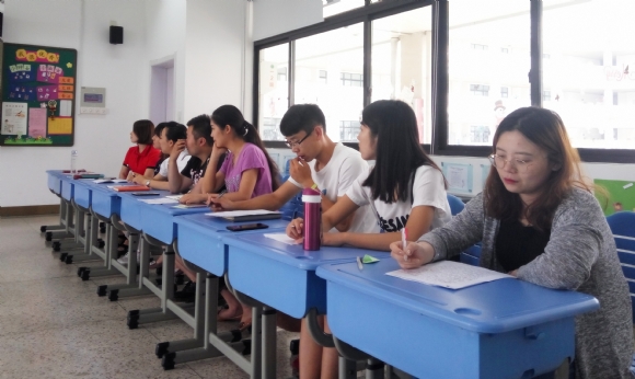 附件：其他教育小组成员在认真倾听.jpg