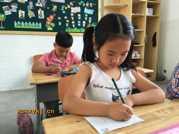 附件：坐姿端正，正认真地在写着对习爷爷说的心里话呢！.jpg