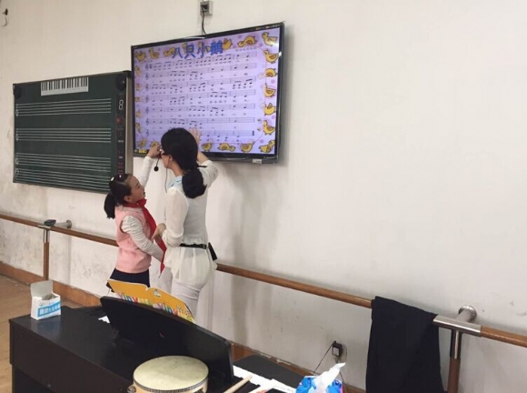 附件：洪倩颖手拉手3.jpg